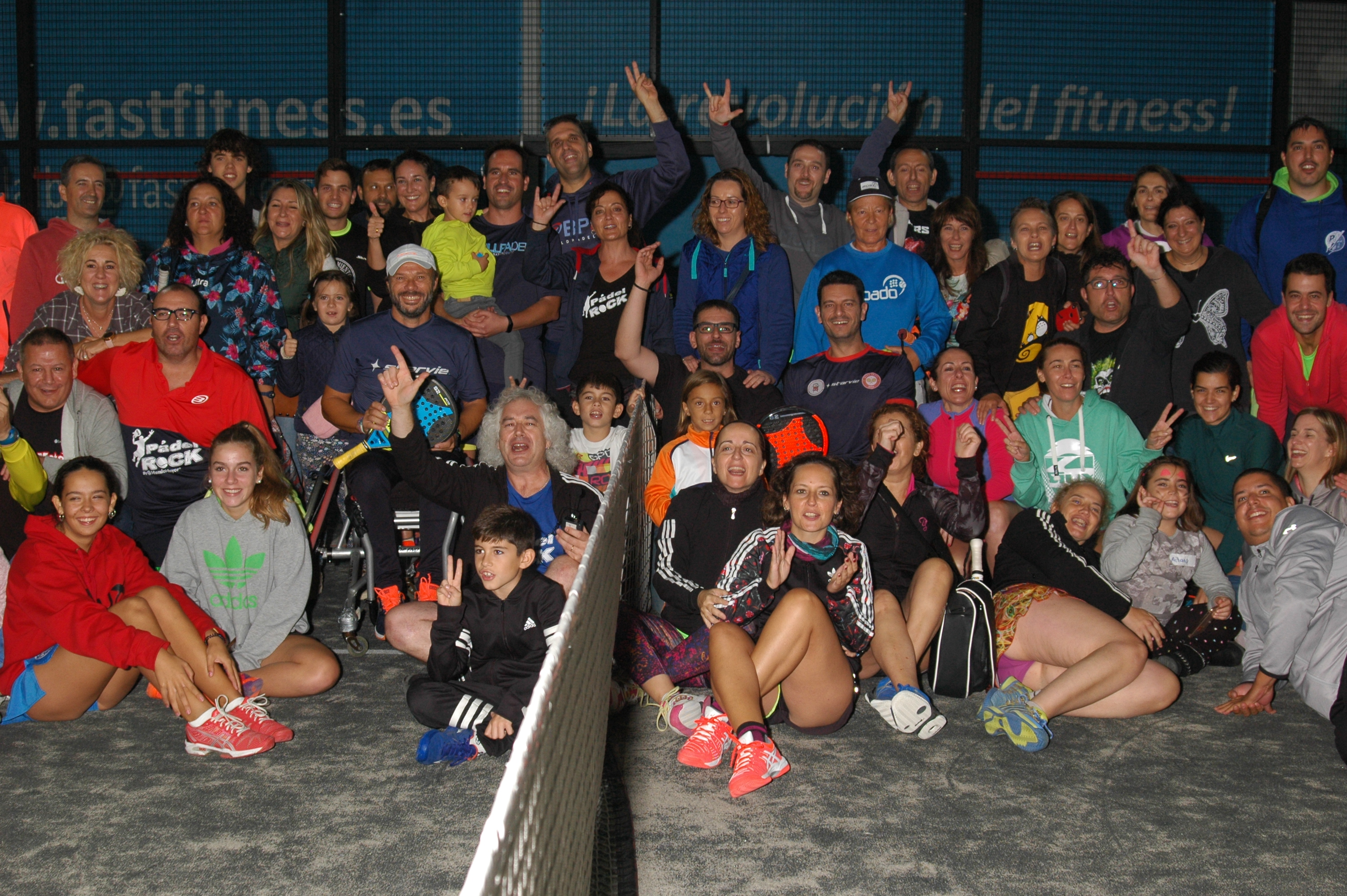 Amigos y participantes de Pádel Rock reunidos junto a la pista