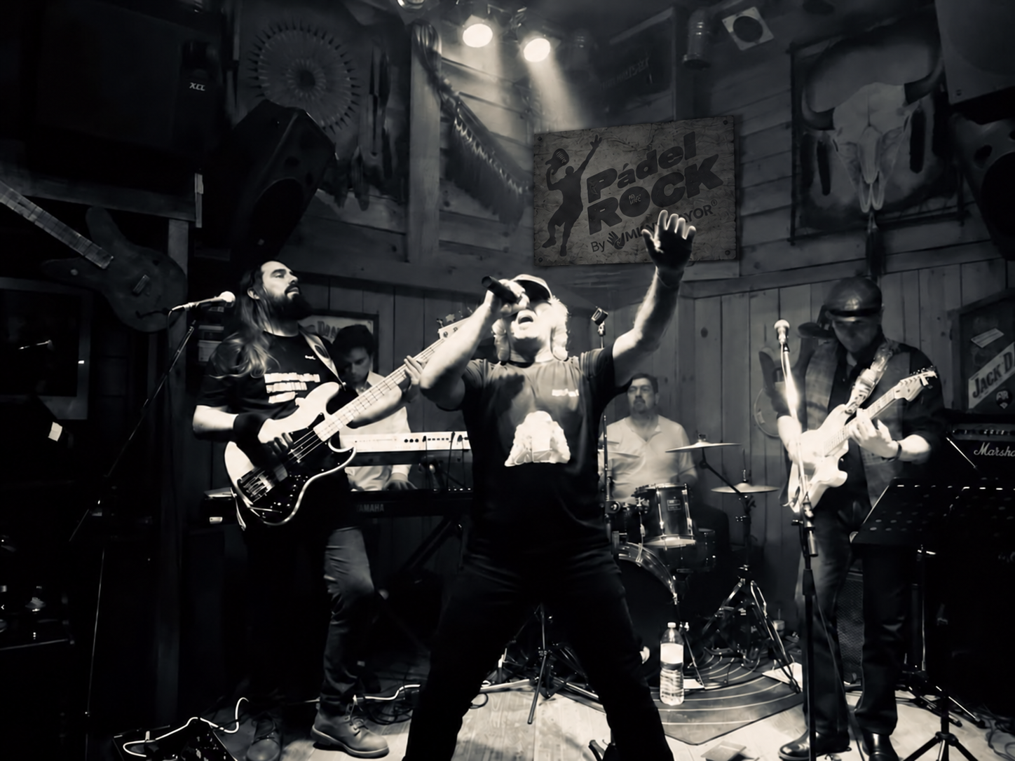 Gery Metal en directo, con voz, bajo, guitarra, teclado y batería