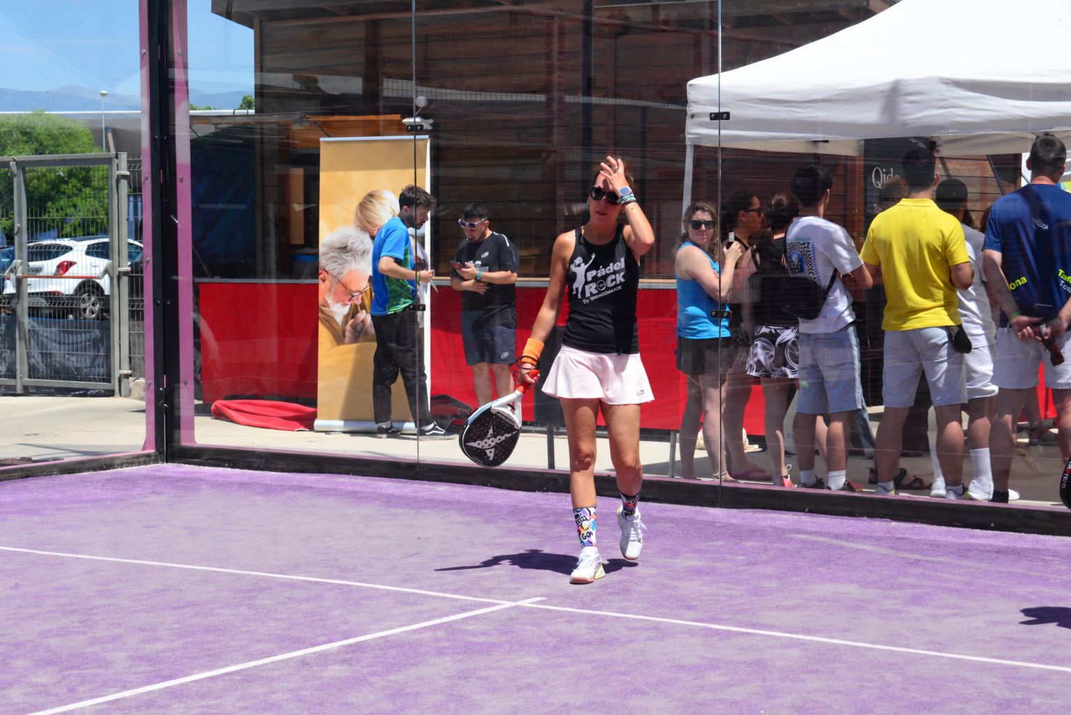 Imagen editada de una jugadora en la pista con camiseta de Pádel Rock